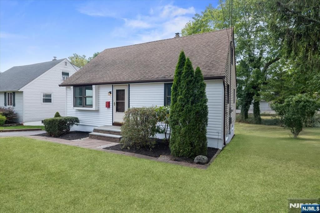 Photo of 499 Goffle Road, Wyckoff, NJ 07481 (MLS # 25034894)