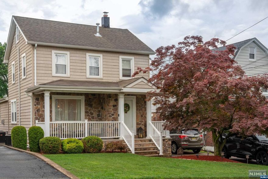 Please contact listing agent for access and showings