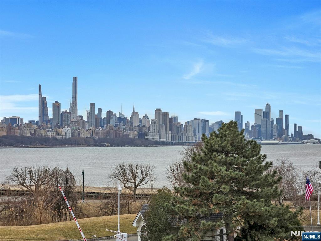 229 The Promenade, Edgewater, New Jersey - 2 Bedrooms  
2 Bathrooms  
2 Rooms - 