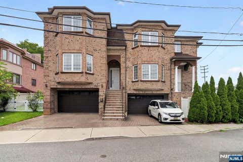Photo of 809 Edgewood LN, Fort Lee, NJ 07024 (MLS # 26025556)