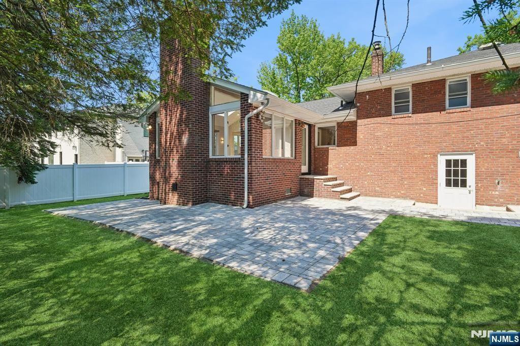 Photo of 11 Raymond Street, Englewood Cliffs, NJ 07632 (MLS # 26015617)
