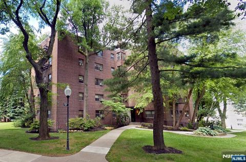 Photo of 3051 Edwin Ave #4E, Fort Lee, NJ 07024 (MLS # 26010897)