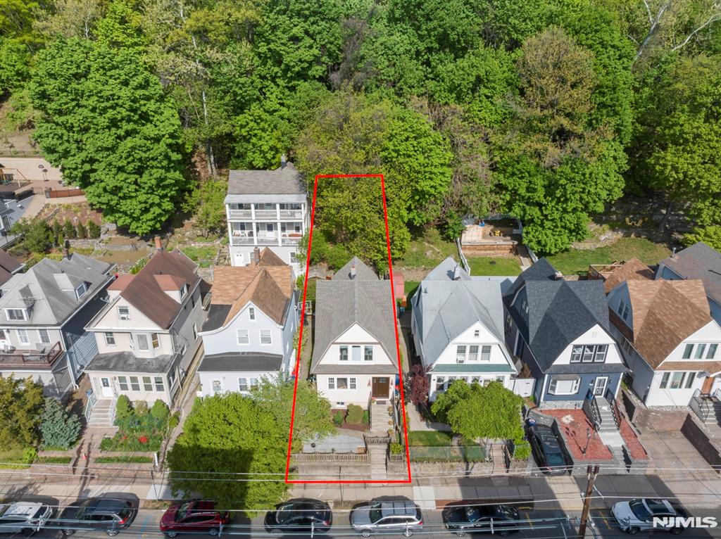 370 Undercliff Avenue