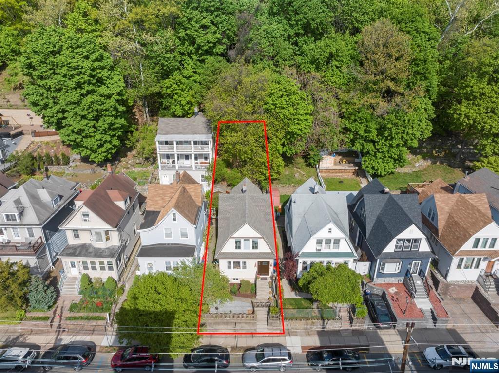 370 Undercliff Avenue