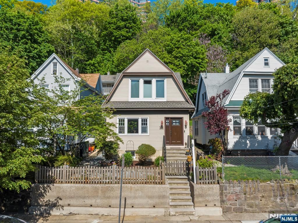 Photo of 370 Undercliff Avenue, Edgewater, NJ 07020 (MLS # 26015895)