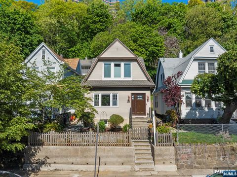 Photo of 370 Undercliff Avenue, Edgewater, NJ 07020 (MLS # 26015895)