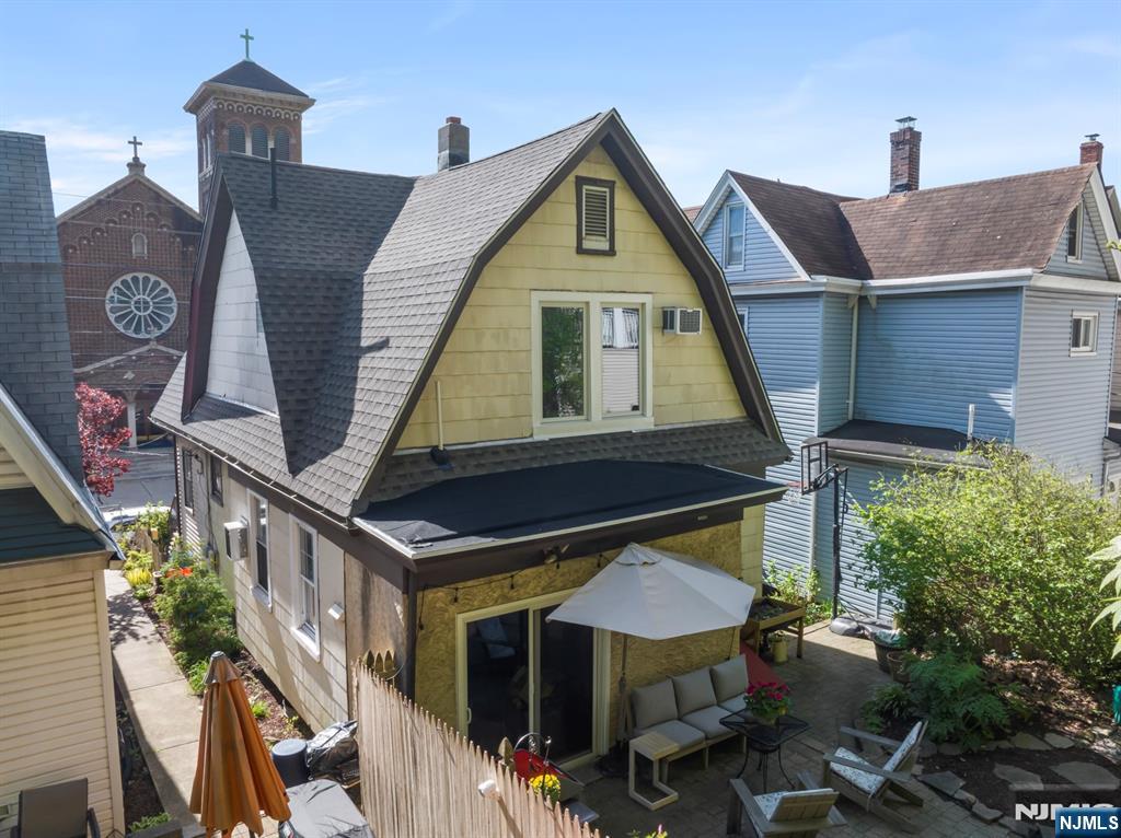 370 Undercliff Avenue