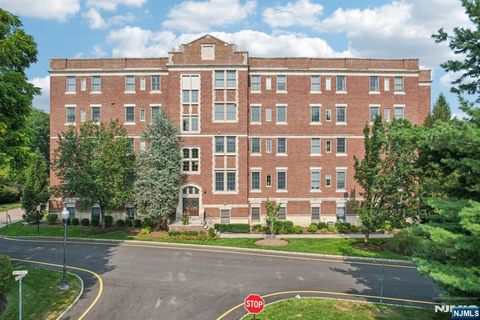 Photo of 5104 Rio Vista Dr, Mahwah, NJ 07430 (MLS # 25027776)