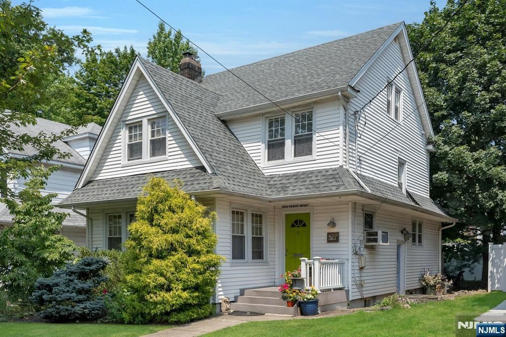 Photo of 527 Cumberland Avenue, Teaneck, NJ 07666 (MLS # 25036057)