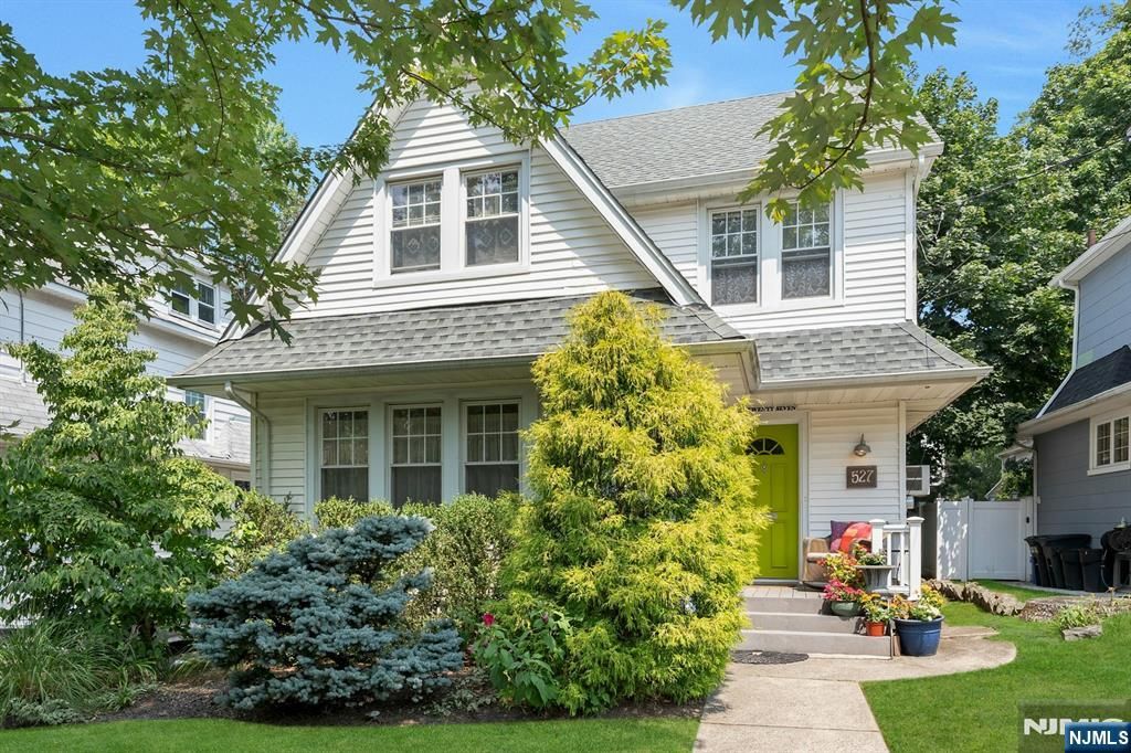 Photo of 527 Cumberland Avenue, Teaneck, NJ 07666 (MLS # 25036057)