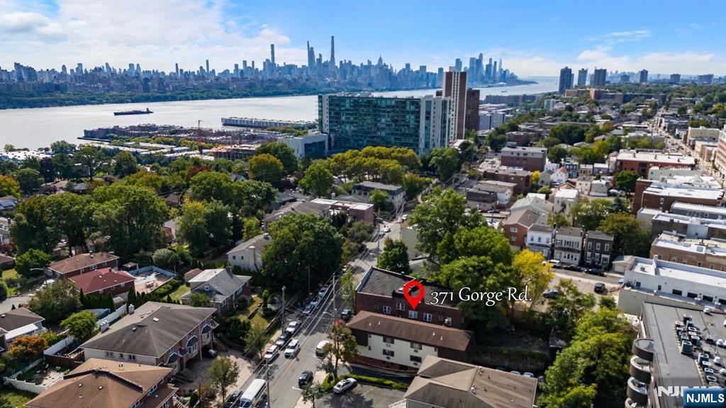 Rental Property at 371 Gorge Rd 2, Cliffside Park, New Jersey - Bedrooms: 1 
Bathrooms: 1 
Rooms: 4  - $2,000 MO.