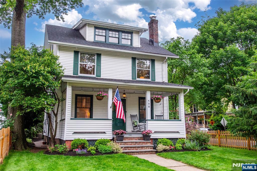 132 Linden Avenue, Glen Ridge, New Jersey - 5 Bedrooms  
2 Bathrooms  
10 Rooms - 