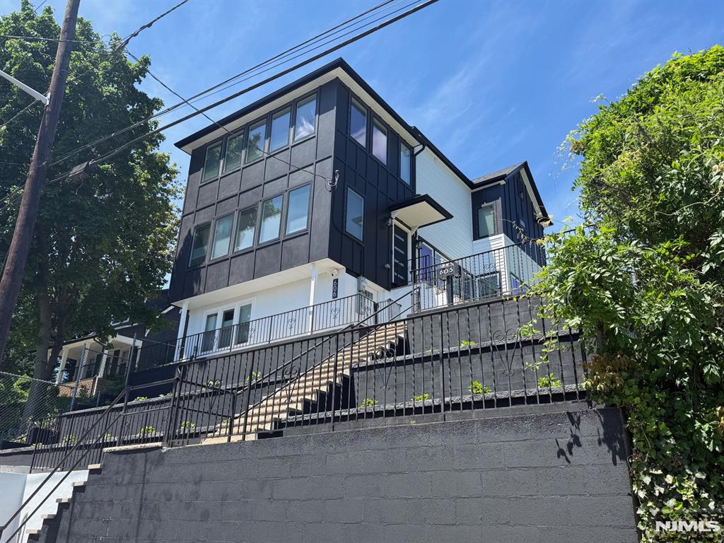 606 5th St, Carlstadt, New Jersey - 4 Bedrooms  
4 Bathrooms  
9 Rooms - 