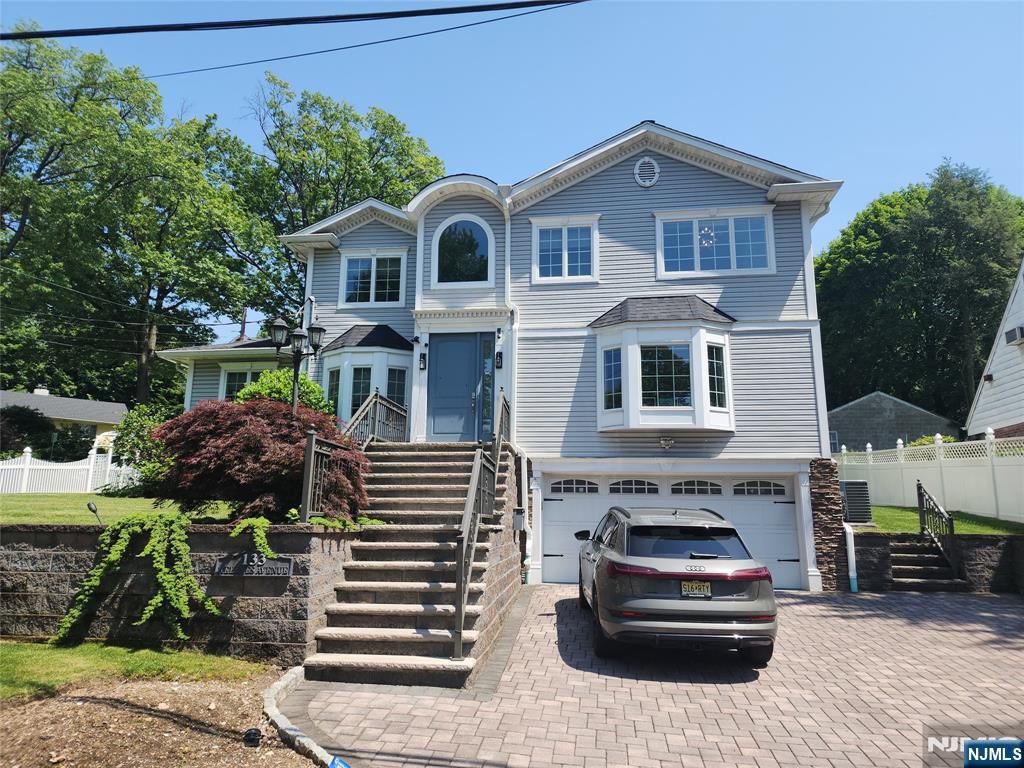133 Reldyes Ave, Leonia, New Jersey - 3 Bedrooms  
4 Bathrooms  
14 Rooms - 