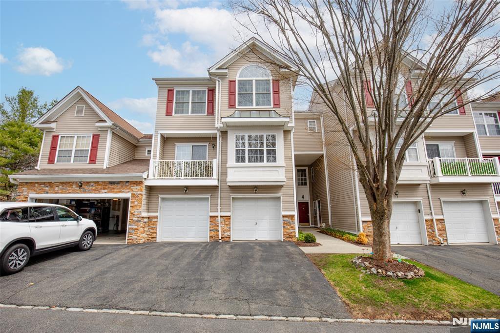 153 Vista Terrace, Pompton Lakes, New Jersey - 2 Bedrooms  
3 Bathrooms - 