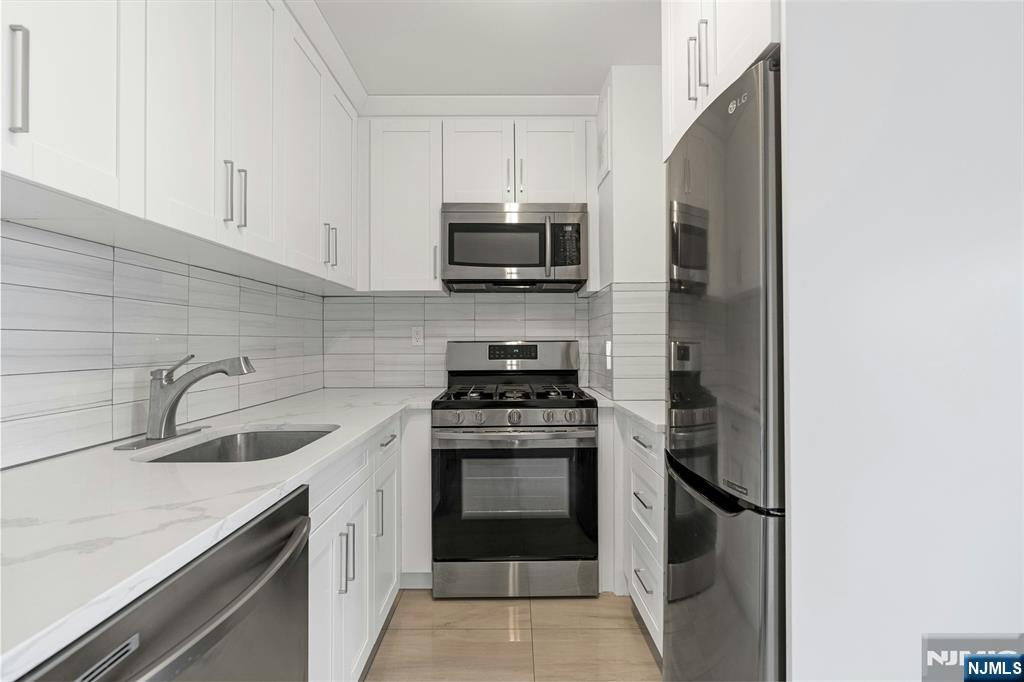 Property for Sale at 2000 Linwood Avenue 16B, Fort Lee, New Jersey - Bedrooms: 1 
Bathrooms: 1  - $399,999