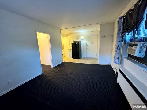 Photo of 411 Park Pl #2J, Fort Lee, NJ 07024 (MLS # 26000778)