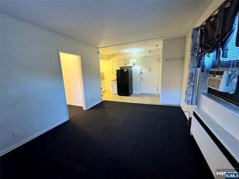 Photo of 411 Park Pl #2J, Fort Lee, NJ 07024 (MLS # 26000778)