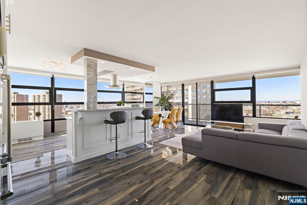 6050 Boulevard East 20G