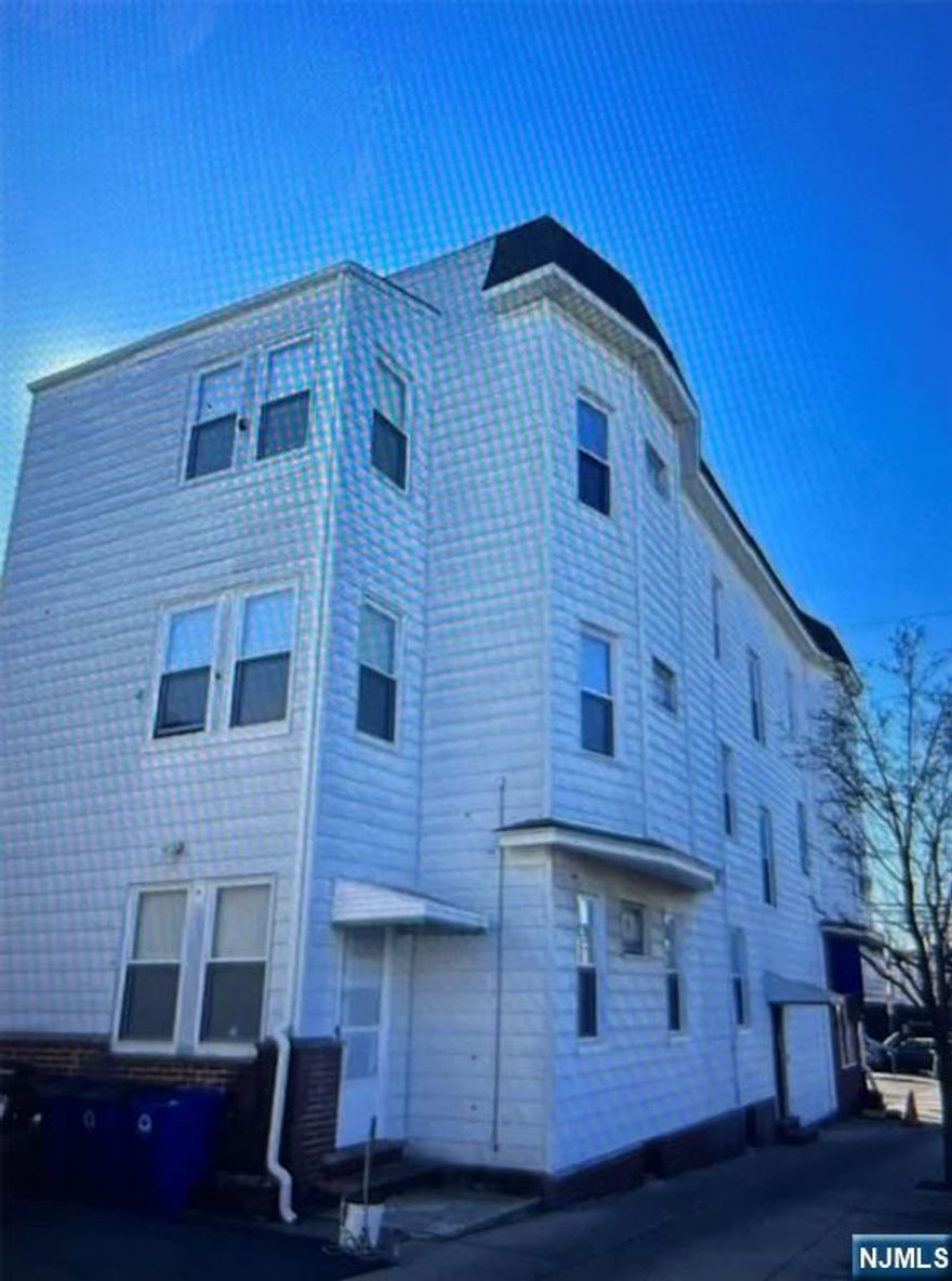 Comfortable APARTMENT  2 BEDROOMS, LIVING ROOM, KITCHEN, FULL BATH, NO PETS, NO SMOKING, Hardwood Floor, TENANT PAY GAS, HEAT, AND ELECTRICITY,LANDLORD PAY WATER. 1 parking. Vacant