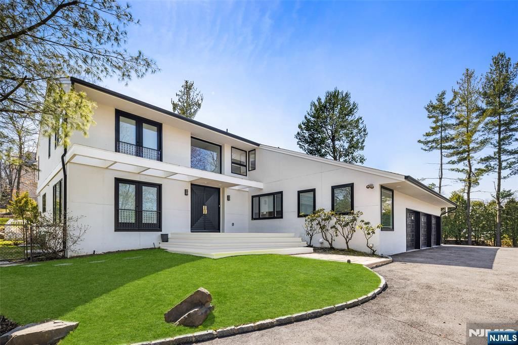 Photo of 1 Hemlock Drive, Cresskill, NJ 07626 (MLS # 25024793)