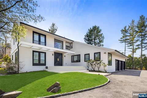 Photo of 1 Hemlock Drive, Cresskill, NJ 07626 (MLS # 25024793)