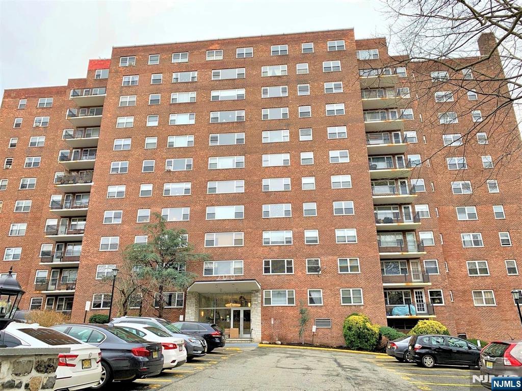 700 Boulevard St 8O, Weehawken, New Jersey - 2 Bedrooms  
2 Bathrooms  
5 Rooms - 