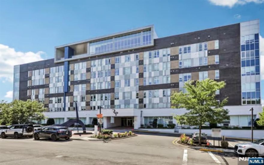 **LARGE STUDIO UNIT / NEW MGMNT / 1M FREE - 12M LEASE, 2M FREE - 18M LEASE ** RIDGE POINTE masterfully combines comfort and convenience, setting a new benchmark for residential luxury. ** Amenity - included rent. A host of sophisticated amenities provides residents with an unparalleled lifestyle. The secure and desirable location, within one mile of the George Washington Bridge, combines premium access, excellent retail, and well-rated schools.