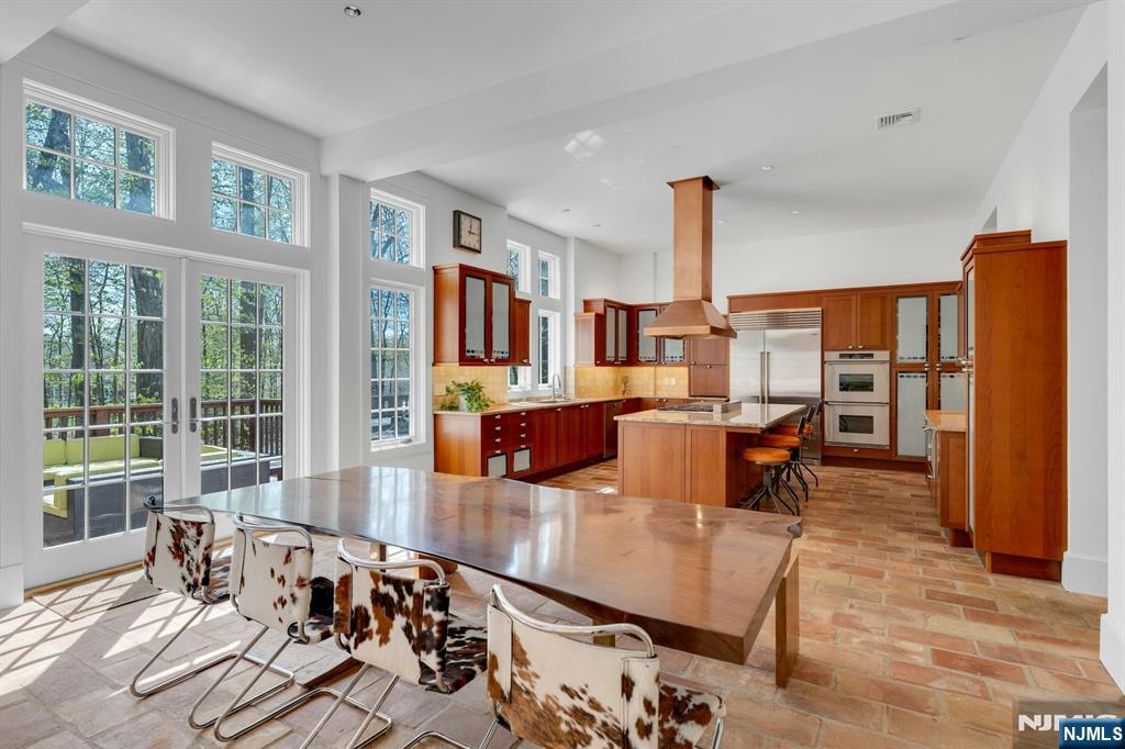 7 Charney Place