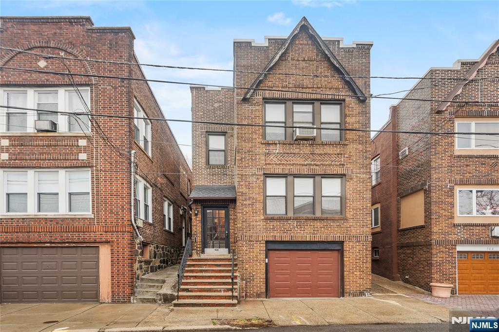 168 Cedar St 1, Cliffside Park, New Jersey - 1 Bedrooms  
1 Bathrooms  
5 Rooms - 
