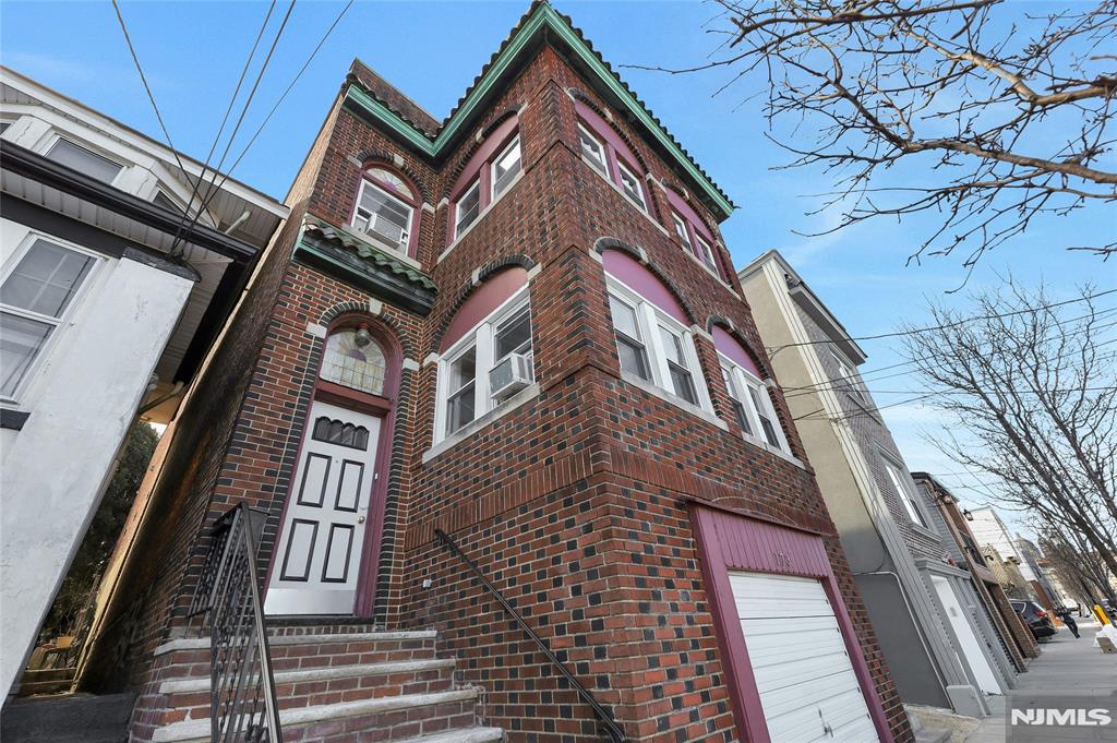 Union City, New Jersey 07087, United States, 5 Bedrooms Bedrooms, ,3 BathroomsBathrooms,Residential,Pending,1287