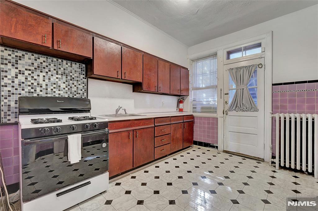 Union City, New Jersey 07087, United States, 5 Bedrooms Bedrooms, ,3 BathroomsBathrooms,Residential,Pending,1287