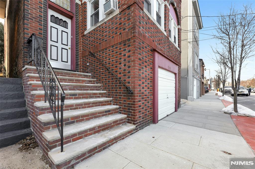 Union City, New Jersey 07087, United States, 5 Bedrooms Bedrooms, ,3 BathroomsBathrooms,Residential,Pending,1287