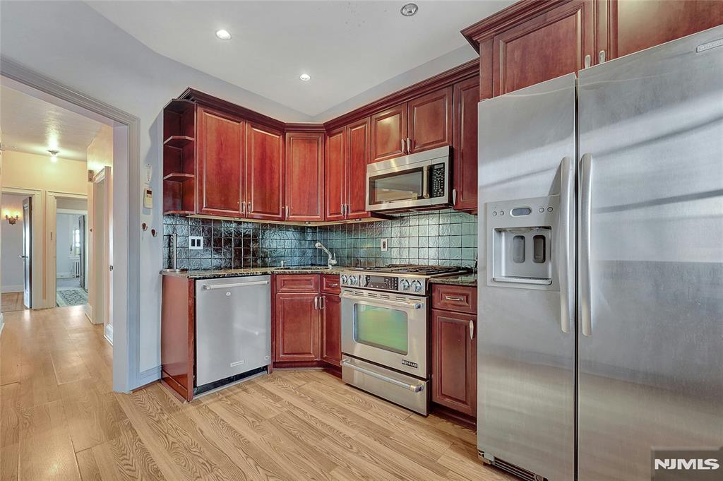 Union City, New Jersey 07087, United States, 5 Bedrooms Bedrooms, ,3 BathroomsBathrooms,Residential,Pending,1287