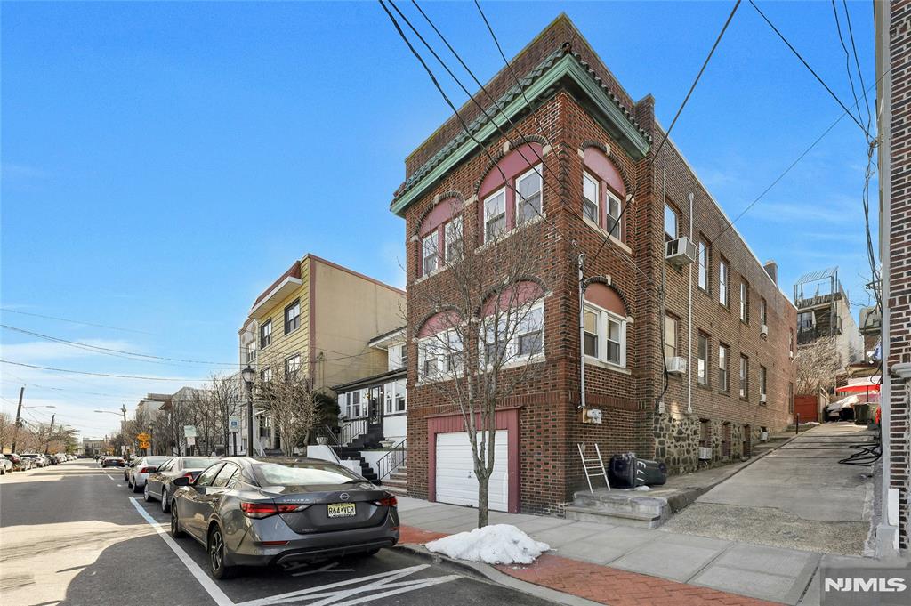 Union City, New Jersey 07087, United States, 5 Bedrooms Bedrooms, ,3 BathroomsBathrooms,Residential,Pending,1287