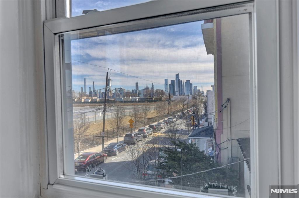 Union City, New Jersey 07087, United States, 5 Bedrooms Bedrooms, ,3 BathroomsBathrooms,Residential,Pending,1287