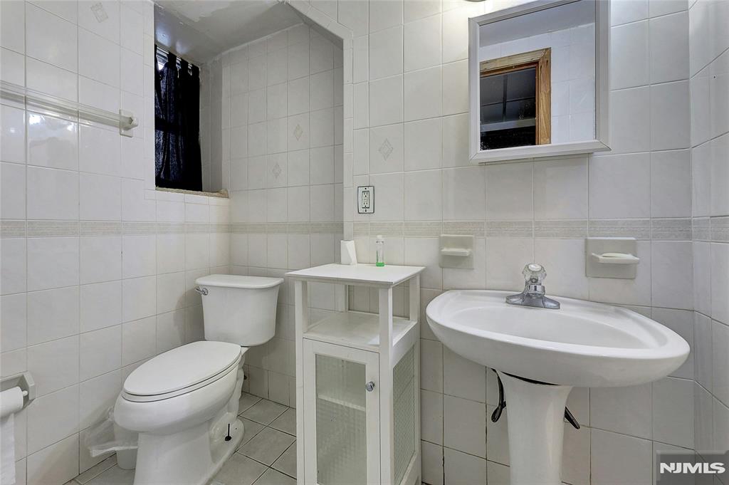 Union City, New Jersey 07087, United States, 5 Bedrooms Bedrooms, ,3 BathroomsBathrooms,Residential,Pending,1287