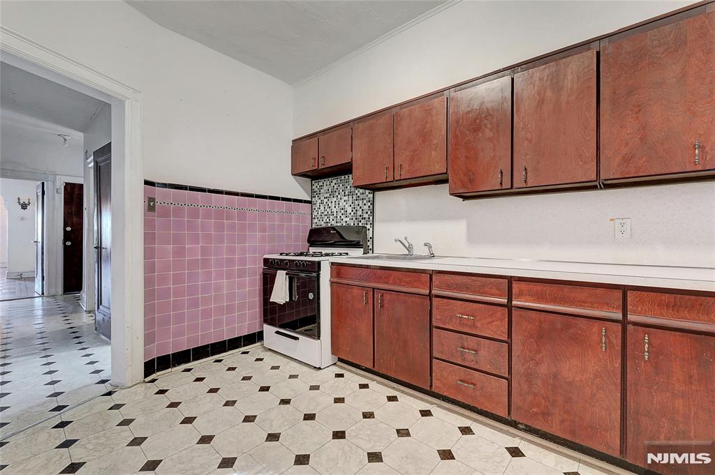 Union City, New Jersey 07087, United States, 5 Bedrooms Bedrooms, ,3 BathroomsBathrooms,Residential,Pending,1287