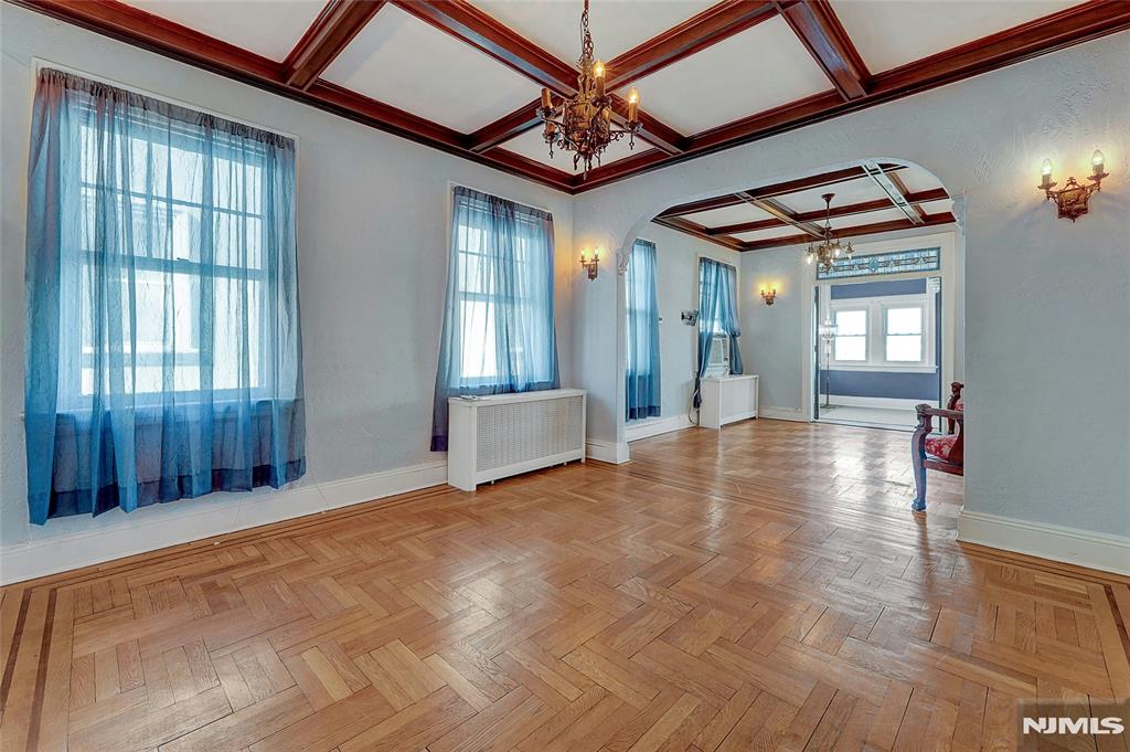 Union City, New Jersey 07087, United States, 5 Bedrooms Bedrooms, ,3 BathroomsBathrooms,Residential,Pending,1287