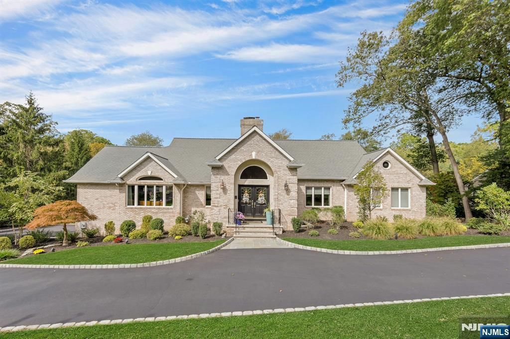Photo of 11 Timberlane Road, Upper Saddle River, NJ 07458 (MLS # 25035884)