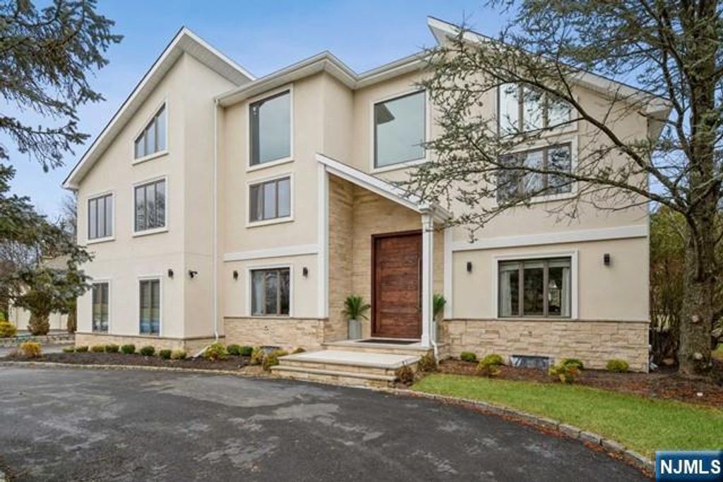 Photo of 15 Fox Run, North Caldwell, NJ 07006 (MLS # 26014270)