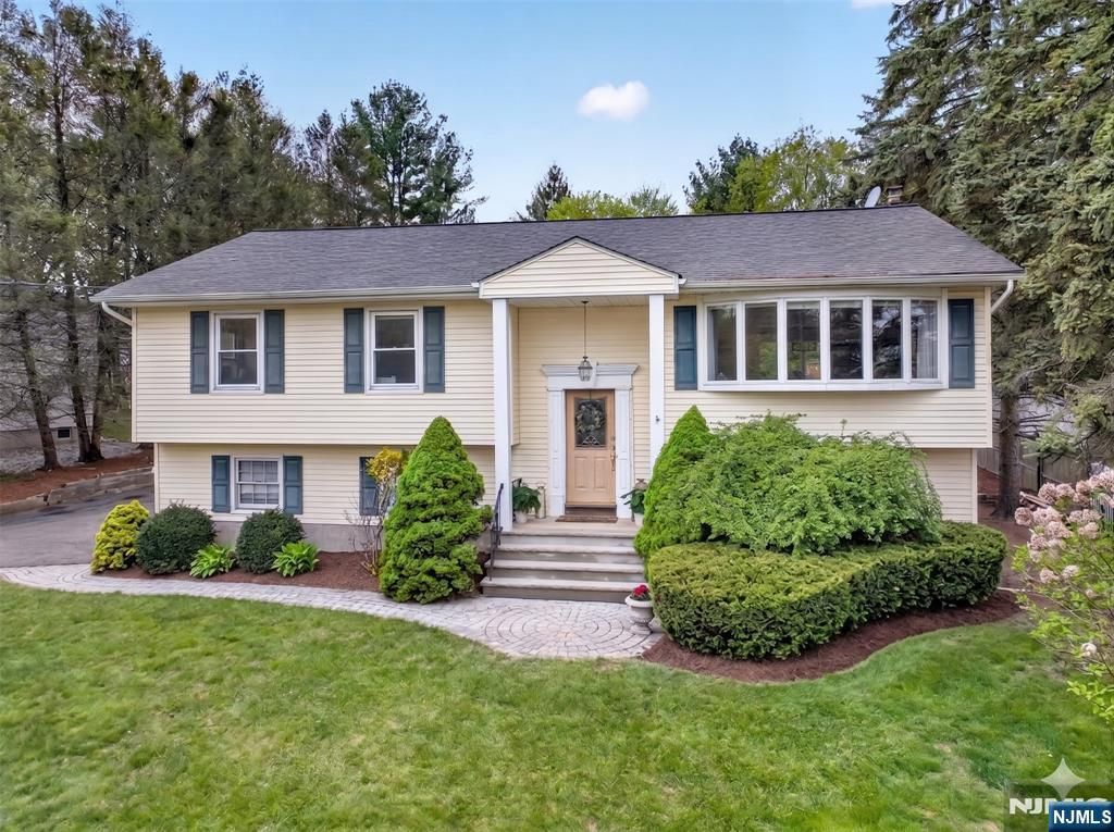 Photo of 307 E Crescent Avenue, Ramsey, NJ 07446 (MLS # 26014340)