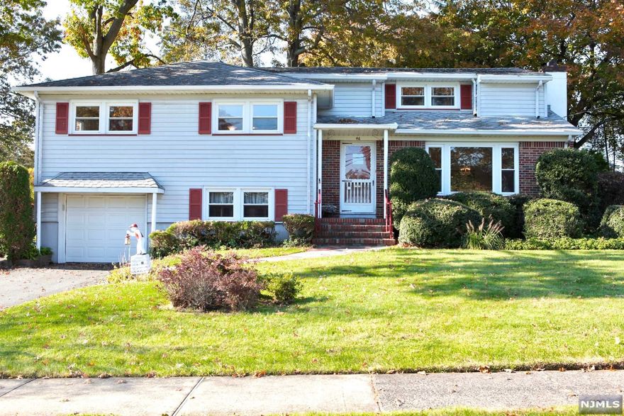 MONTCLAIR HEIGHTS,ORIGINAL OWNERS ESTATE,GREAT LOCATION,4 BR,3.5 BA SPLIT LOOKING FOR TLC.EIK,C/A,SECURITY SYSTEM,UG SPRINKLERS,LOTS OF POTENTIAL,NO SELLERS DISCLOSURE