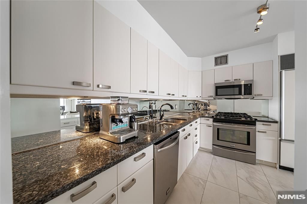 Photo of 6 Horizon Road #1605, Fort Lee, NJ 07024 (MLS # 26008404)