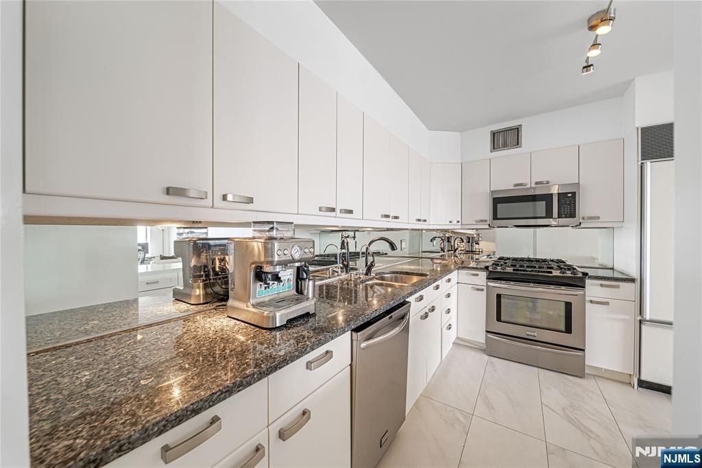 Photo of 6 Horizon Road #1605, Fort Lee, NJ 07024 (MLS # 26008404)