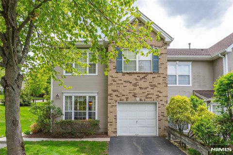 Photo of 533 Cascade CT, Mahwah, NJ 07430 (MLS # 26015920)