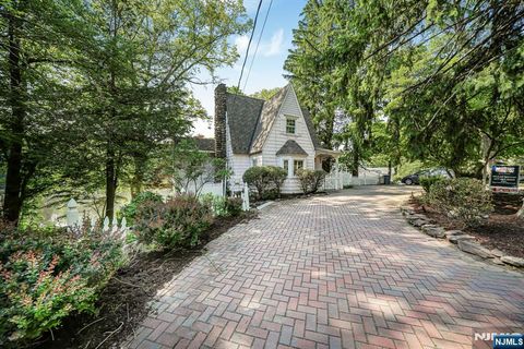 Photo of 716 Colonial Road, Franklin Lakes, NJ 07417 (MLS # 26019362)