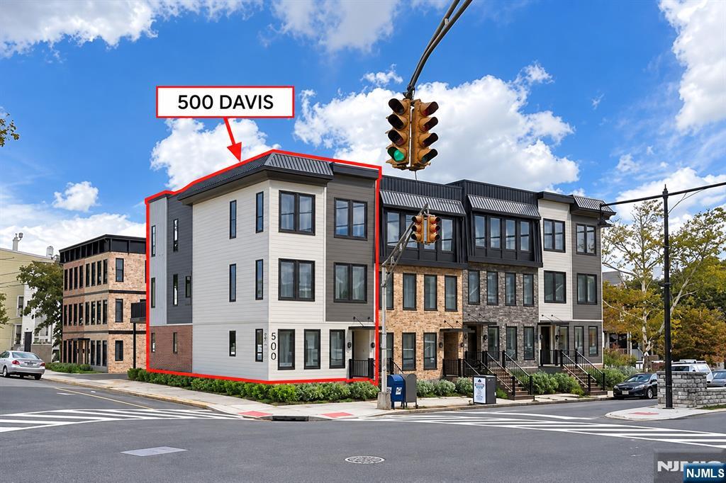 500 Davis Avenue