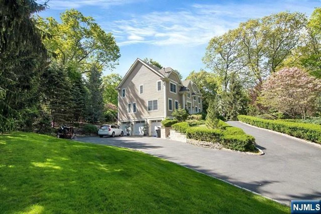 Photo of 533 W Saddle River Road, Upper Saddle River, NJ 07458 (MLS # 26009463)