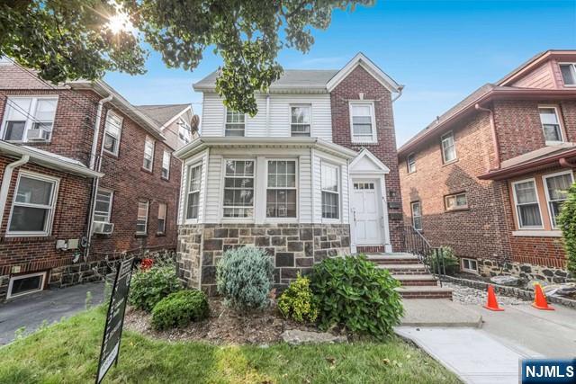 Rental Property at 517 Saint Pauls Ave 1, Cliffside Park, New Jersey - Bedrooms: 2 
Bathrooms: 1 
Rooms: 5  - $2,500 MO.